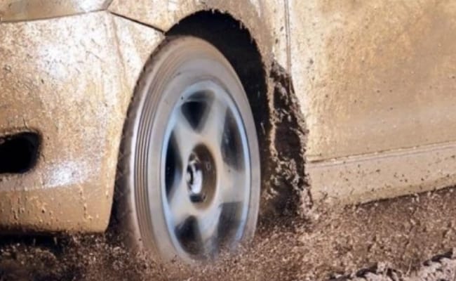 私家车因轮胎有泥被城管锁胎禁止上路 合理吗