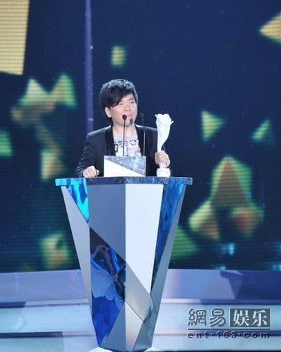常石磊CCTV音乐盛典获新人奖 后台偶遇成龙 