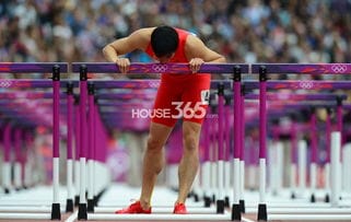 高清图集 刘翔摔倒梦碎奥运赛场 单腿跳完全程彰显男儿本色 