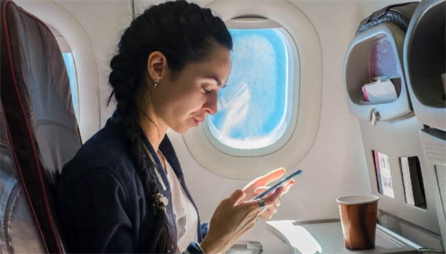 现在坐飞机可以玩手机吗 坐飞机玩手机有什么影响