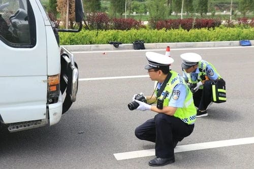 崆峒公安分局交警大队组织开展交通事故应急模拟演练