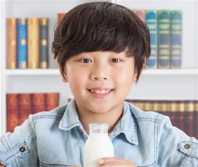 牛奶不是越贵越好 认准这两个指标 奶香醇厚 营养高品质好
