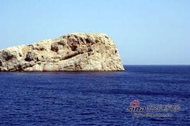 米洛斯岛位于爱琴海沿岸,著名的阿佛洛狄特雕塑就是在这里发现的 这里有70个沙滩供选择,Hivadolimni沙滩长1公里,是最长的一个 米洛斯岛是一个低调的小岛,还有很多隐秘的小岛,还有一些岩层和山洞图片 