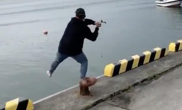 日本男子钓鱼甩鱼线一脚踏空掉水里,网友笑歪 你要自己当鱼饵