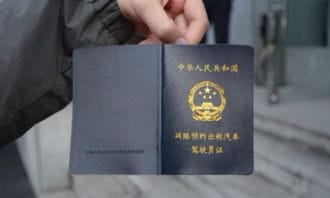 重庆核发首批网约车驾驶员资格证,64名司机上岗
