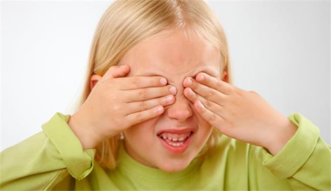 孩子总是挤眼睛怎么回事 缺什么引起小孩挤眼睛