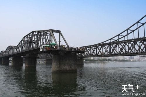 丹东的鸭绿江断桥十年发展史(丹东鸭绿江断桥全长多少米)