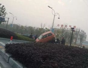 杭州萧山一场诡异车祸看呆路人 一车骑在一车上面 