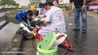 泰国男子被车撞 路人把断腿塞进饮水桶 冰镇