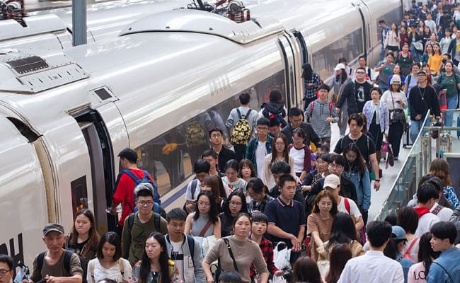 国家铁路局：今年7月全国铁路旅客发送量同比增长80.9% 释放了哪些信号