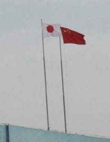 外企业悬挂的外国国旗与五星红旗能一样高吗 