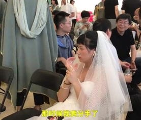 女生穿婚纱参加前男友毕业礼 忘不掉前任是一种什么感受 