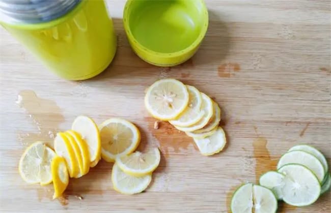 蜂蜜柠檬水用冷水还是热水 蜂蜜柠檬水可以隔夜喝吗