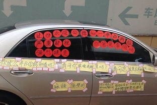 郑州街头现最狠 钉板阻停车 看妹纸如何对付乱停车的人