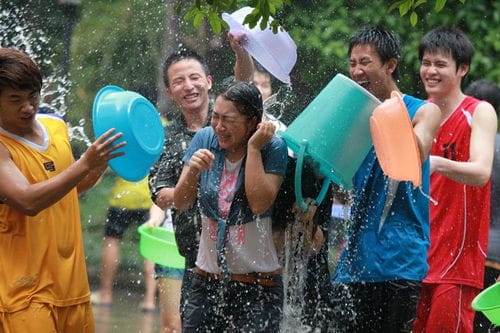 南宁东南亚留学生庆祝泼水节 