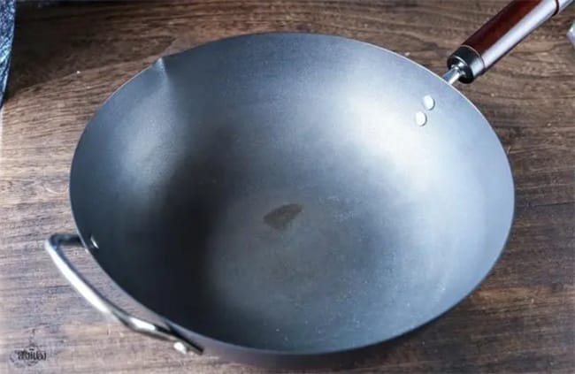 刚炒完菜的铁锅 不能马上用冷水洗 否则生锈粘锅 涨知识了