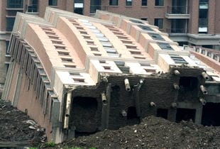 上海闵行区一幢在建13层楼房倒覆 