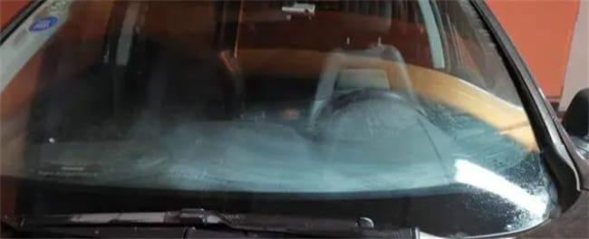 ​开车时玻璃外面起雾怎么办 开车时玻璃外面起雾怎么处理