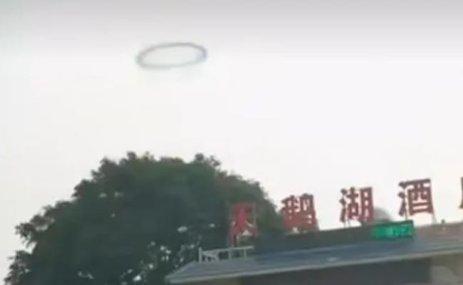 大连上空现黑色烟圈神似UFO 那是什么呢
