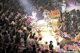 台湾青少年欣赏长隆大马戏 