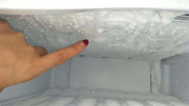 冰箱结冰太厚不要铲 只需一盆水就搞定 冰块自动往下落 真实用
