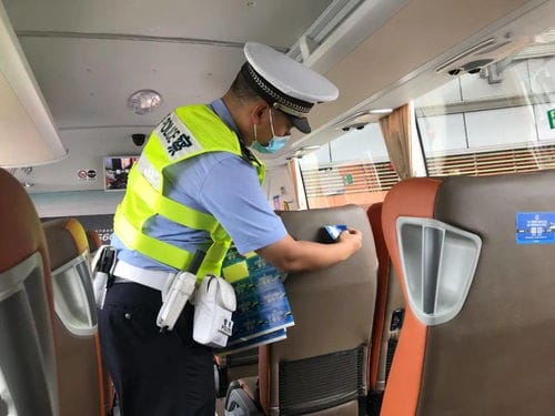 大客车乘客不系安全带 面包车超员超载 上海警方集中查处各类交通违法