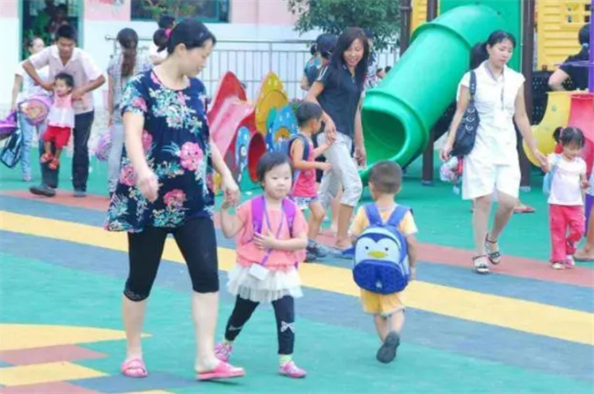 幼儿园放学后 家长和孩子沟通有妙招 才能让孩子爱上学