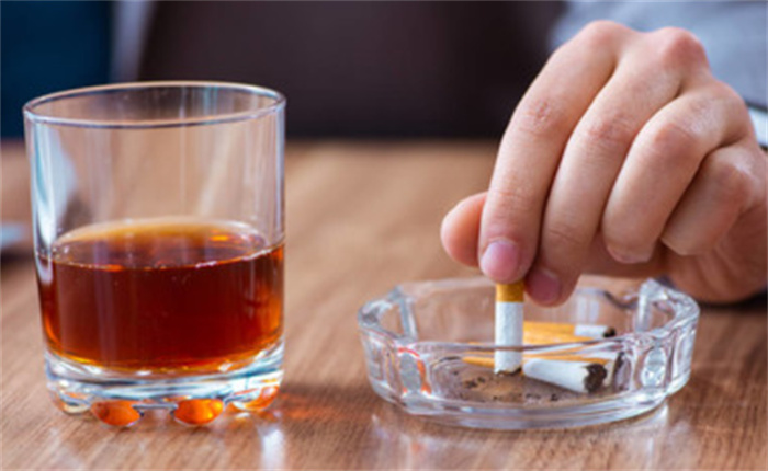 男子日抽百根烟啤酒当水喝患多种癌症 过量吸烟和饮酒有哪些危害