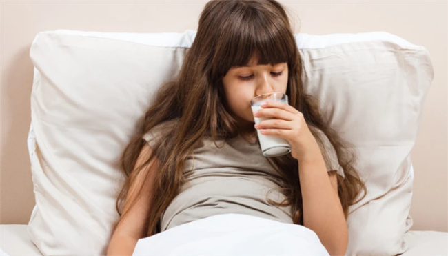 睡前喝牛奶有什么好处   睡前要喝多少牛奶合适