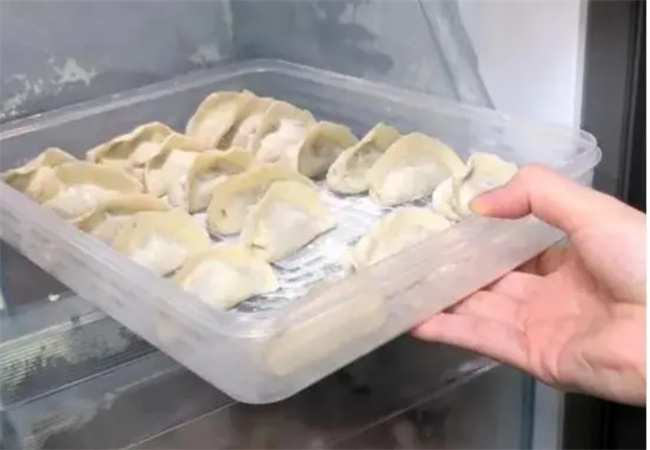 包好的饺子直接放冰箱错了 一个方法 保证饺子不粘不破皮