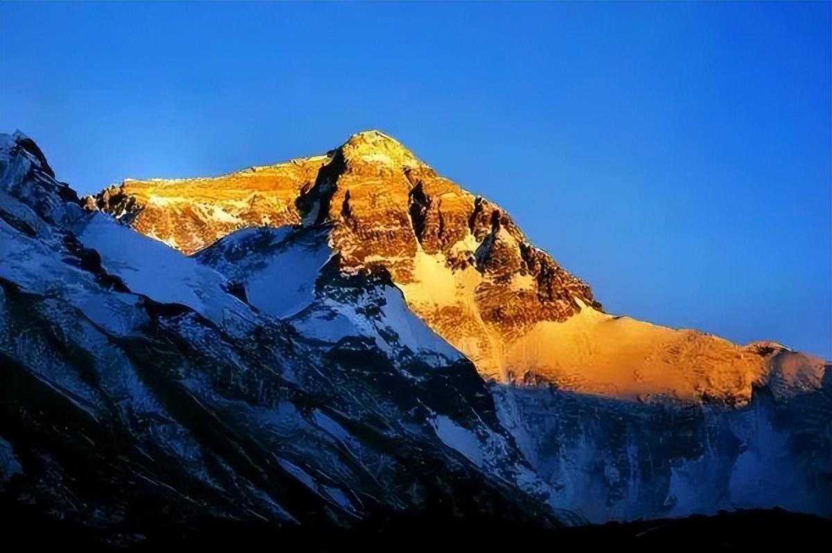 珠穆朗玛峰在哪个国家（一半在中国&一半在尼泊尔）