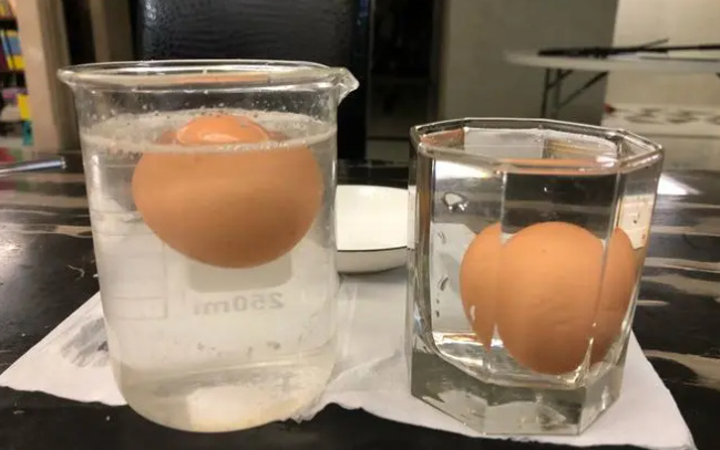 盐水浮鸡蛋的原理 腌制鸡蛋浮起来什么情