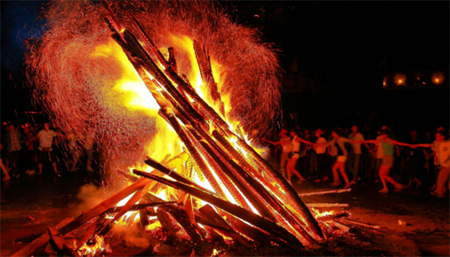 哈尼族火把节有什么风俗  哈尼族十月年有什么风俗