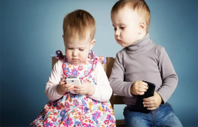 孩子沉迷手机 家长试着带孩子到这类场所 孩子智商蹭蹭涨
