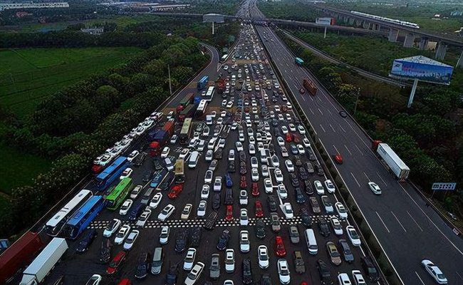 ​中秋国庆假期首日 高速公路流量达到历史峰值 反映了哪些问题