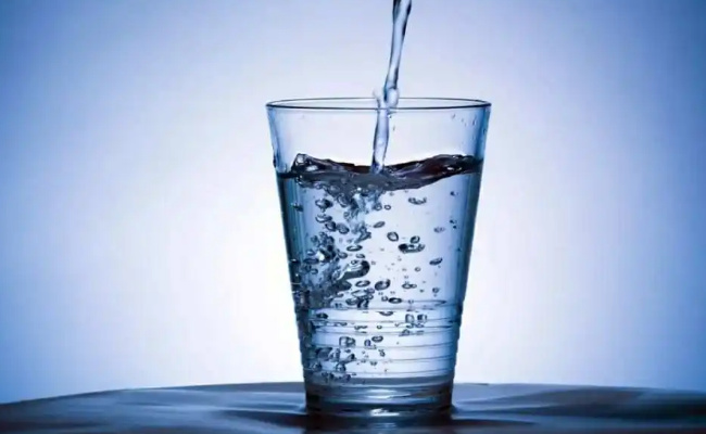​大量喝水对肾脏有害吗  喝水多少合适