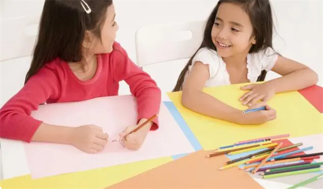 让孩子刷视频不如陪他们玩“AI绘画”  女儿：手抄报不愁不会画了