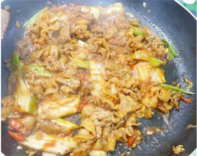 当泡菜和猪肉一起炒会怎样 做道韩式泡菜炒猪肉 满屋子的香味