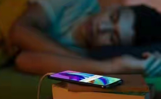 ​睡觉时把手机放在身边充电容易发胖吗 应如何预防呢