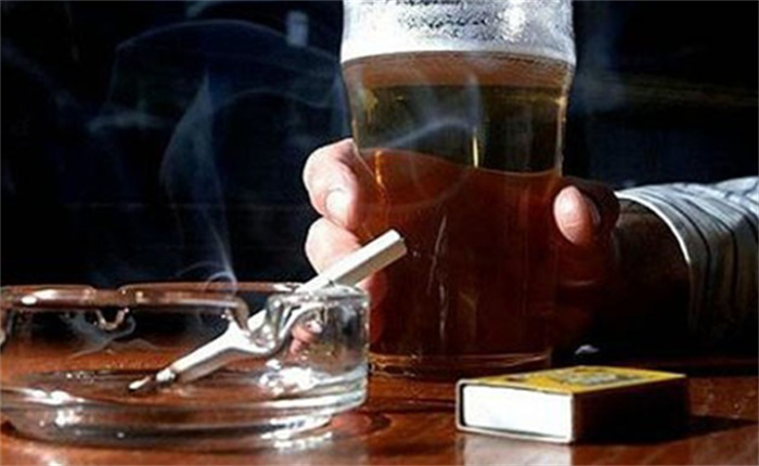 男子日抽百根烟啤酒当水喝患多种癌症 过量吸烟和饮酒有哪些危害