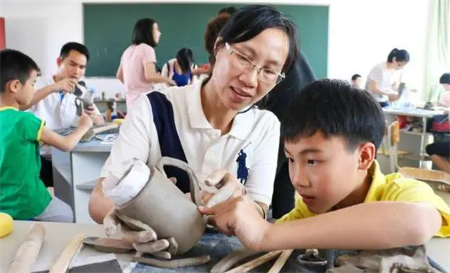 你怕生俩儿子养不起 那些头胎是女儿的宝妈 更怕要二胎