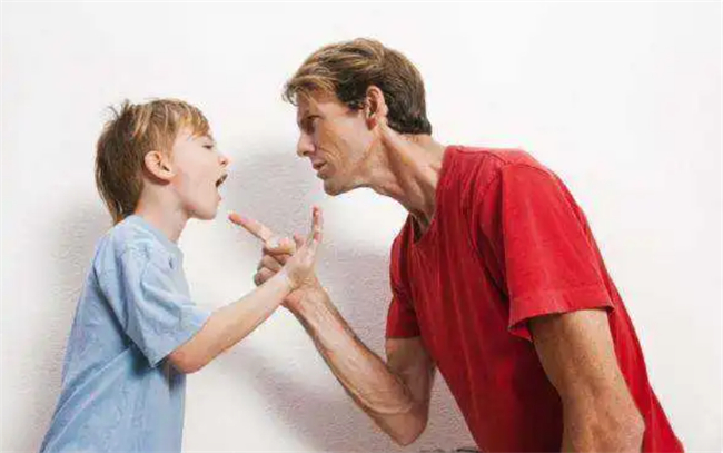 爸爸教训孩子时 妈妈最好别有这种行为 不然会让孩子讨厌