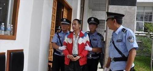 妻子同时与3人有染,丈夫上门找情人理论被讥讽,他将两家人灭门