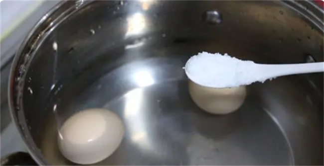 教你水煮蛋简单做法 嫩滑鲜香 口感超棒 壳一剥就掉 零失误