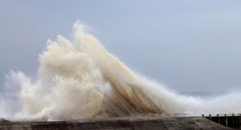 钱塘江大潮依然凶猛 观潮客被潮水冲散 
