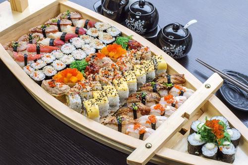 寿司是哪个国家的传统食物（日本人吃的寿司特点）