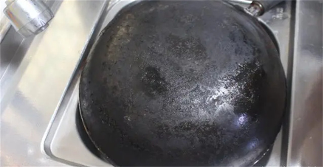 炒菜锅用久锅底黑垢厚又脏 只需一张纸轻松去除 简单实用