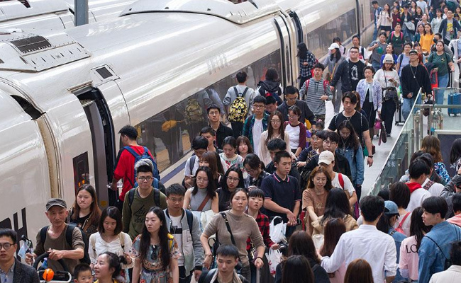 各地铁路部门迎来国庆出行高峰 要如何应对呢