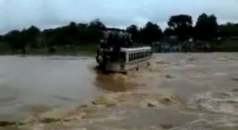 印洪水肆虐 载70人公交车过桥被洪水冲走 