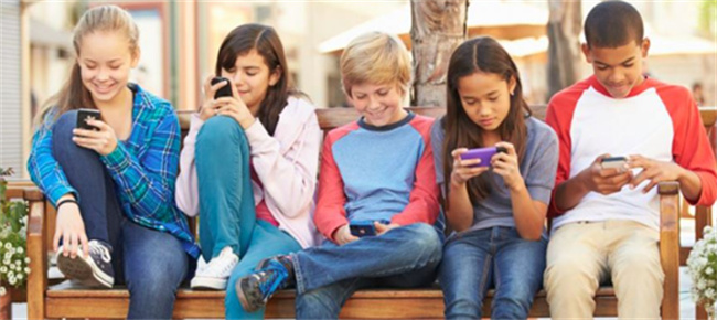 ​学生天天玩手机怎么办 如何解决孩子迷恋手机的问题